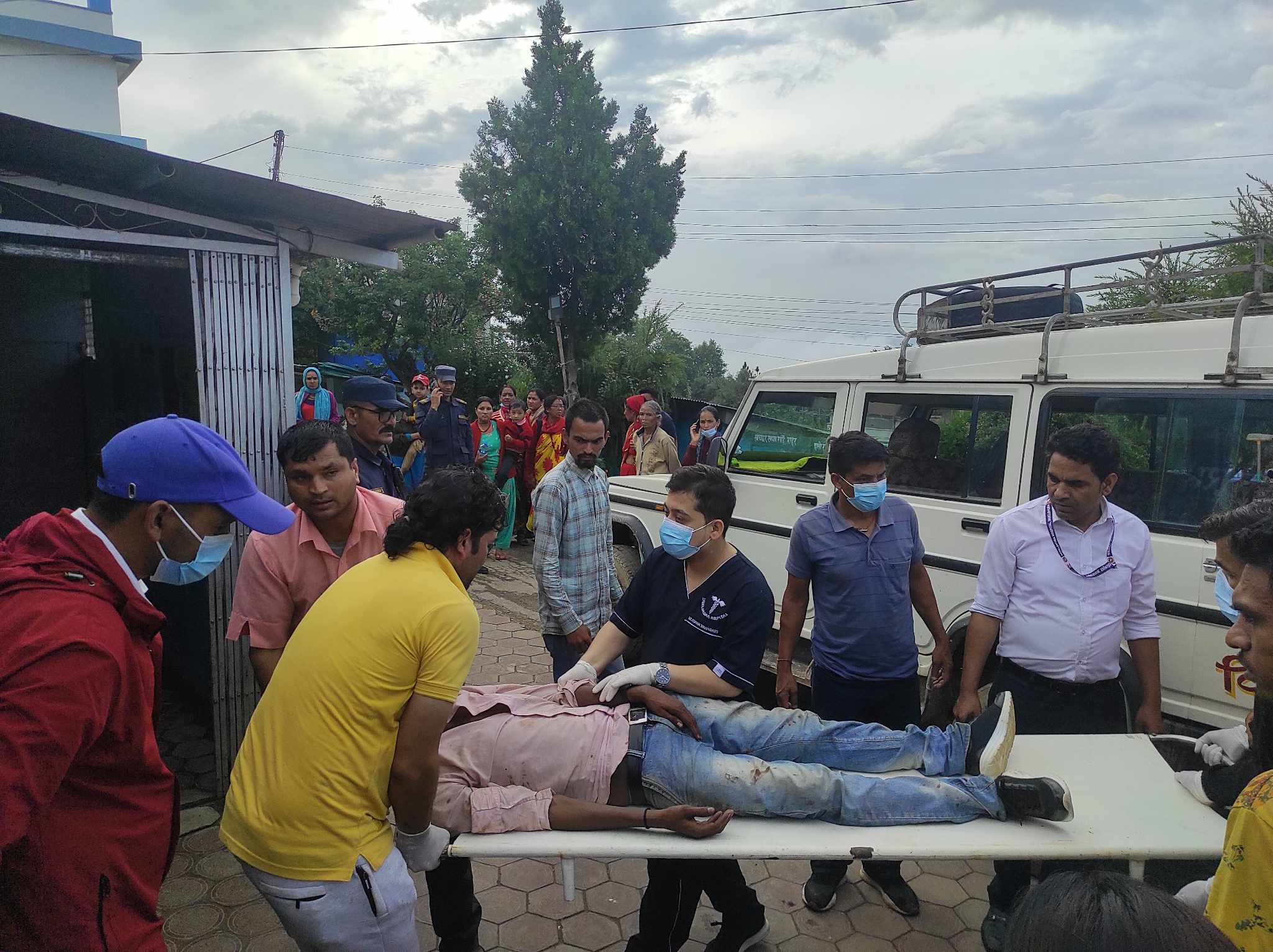 मेलौली बस दुर्घटना : ६ जनाको धनगढी र १४ जनाको डडेल्धुरामा उपचार हुँदै, २५ जना डिस्चार्ज 